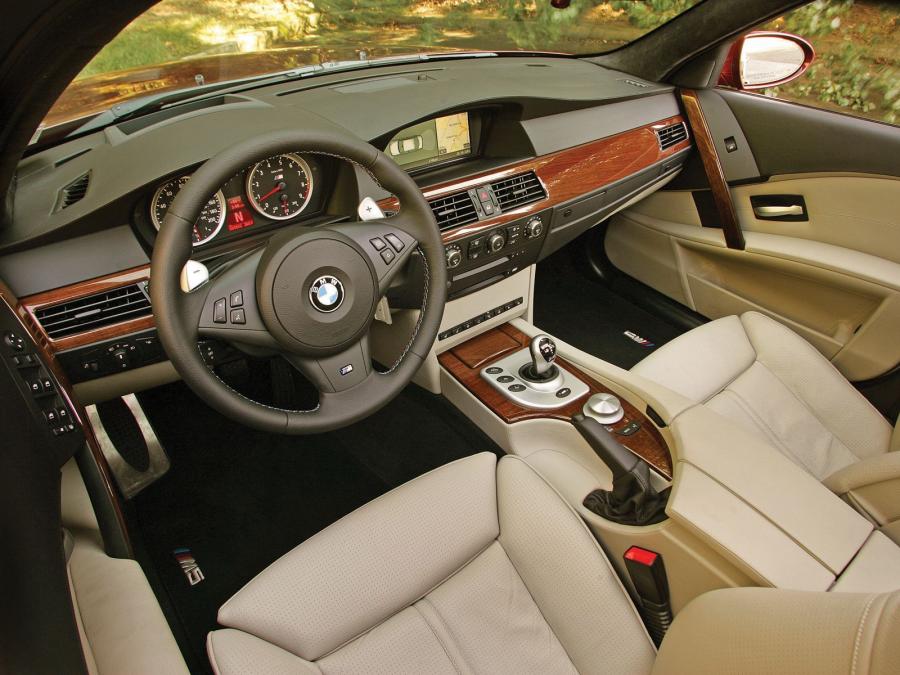  BMW M5 2005 года  (US) (фото 2 из 35)